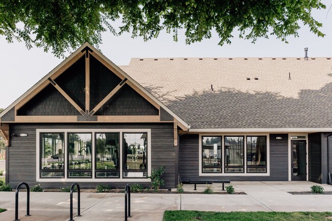 Woodburn Place Apartment Homes in Woodburn, OR - Foto de edificio - Building Photo