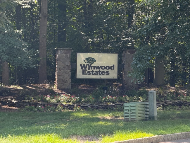 9 Arrowwood Ln in Monmouth Junction, NJ - Foto de edificio - Building Photo