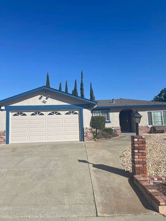 1713 Kingsly Dr in Pittsburg, CA - Building Photo