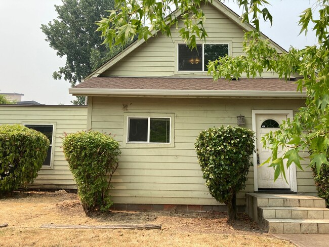 1610 High St in Eugene, OR - Foto de edificio - Building Photo