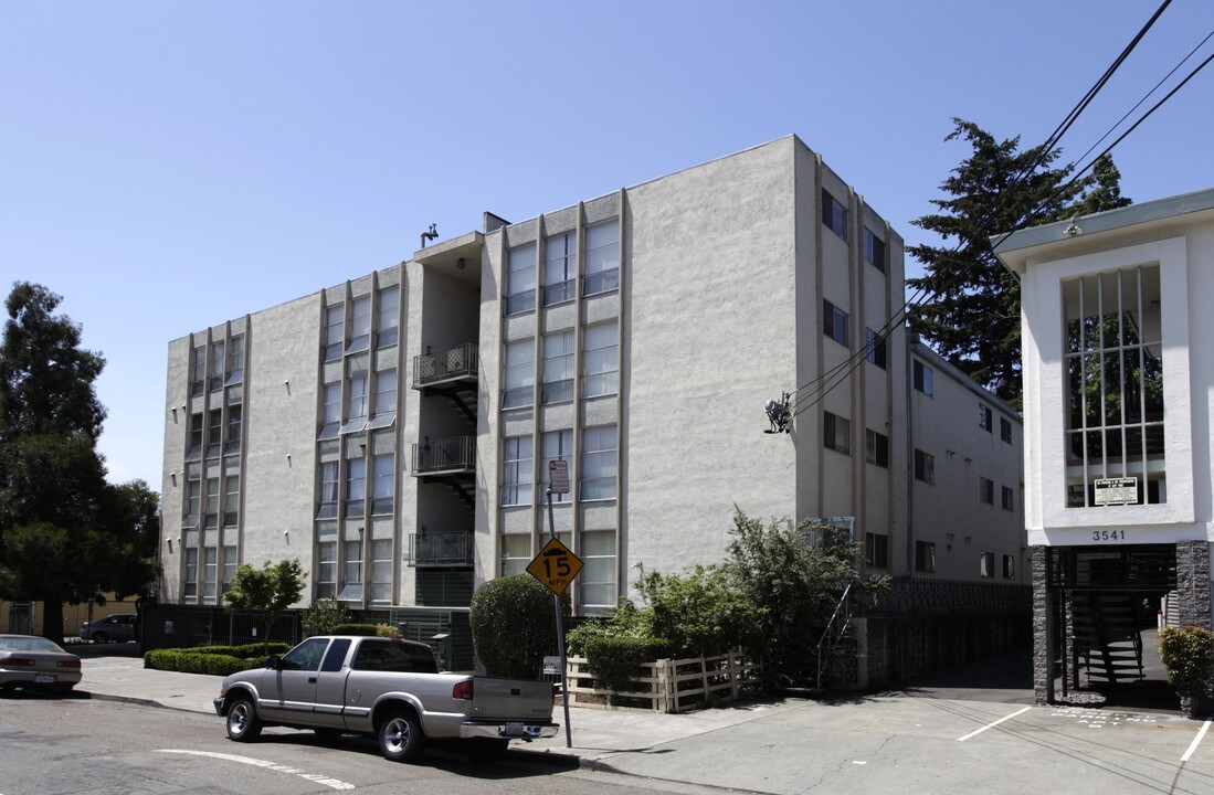 3525 Dimond Ave in Oakland, CA - Foto de edificio