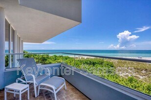 5801 Gulf of Mexico Dr in Longboat Key, FL - Building Photo