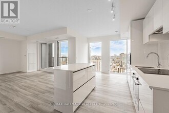 238 Simcoe St in Toronto, ON - Building Photo - Building Photo