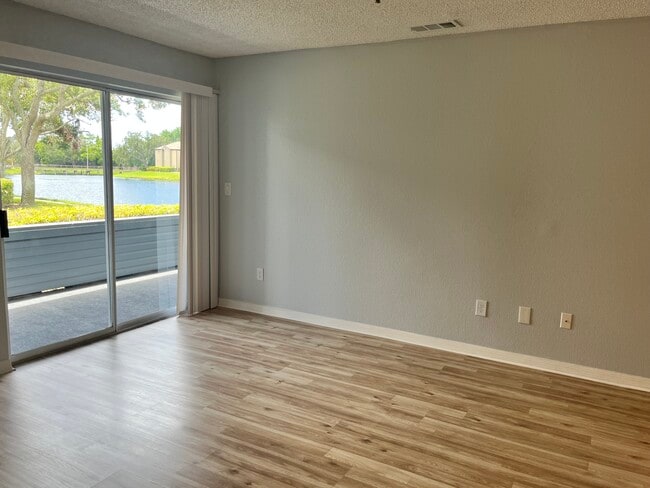 10263 Gandy Blvd N, Unit 413 in St. Petersburg, FL - Foto de edificio - Building Photo