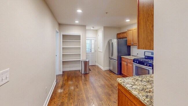 180 Dorchester St, Unit 1 in Boston, MA - Building Photo - Building Photo