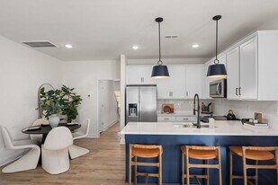 Avery Square in Charlotte, NC - Building Photo