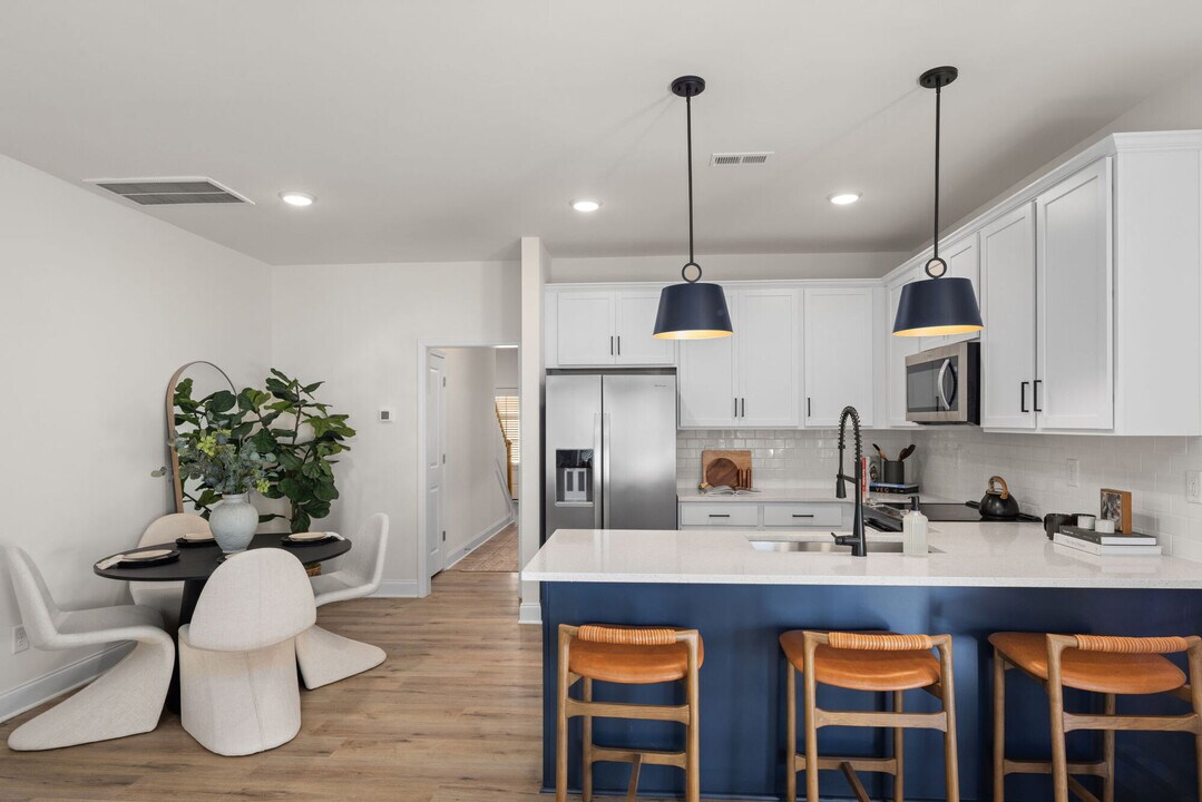 Avery Square in Charlotte, NC - Building Photo