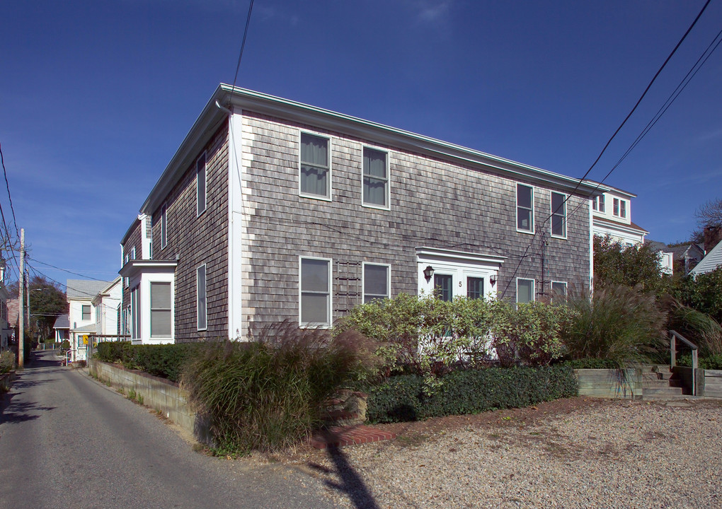 5 Washington Ave in Provincetown, MA - Building Photo