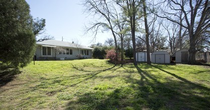 2425 N Locust St in Denton, TX - Building Photo - Building Photo