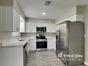 36437 Bristol Cir in Grand Island, FL - Building Photo - Building Photo