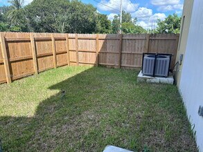 574 NW 7th St in Homestead, FL - Building Photo - Building Photo