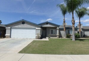 5302 Grant Grove St in Bakersfield, CA - Building Photo
