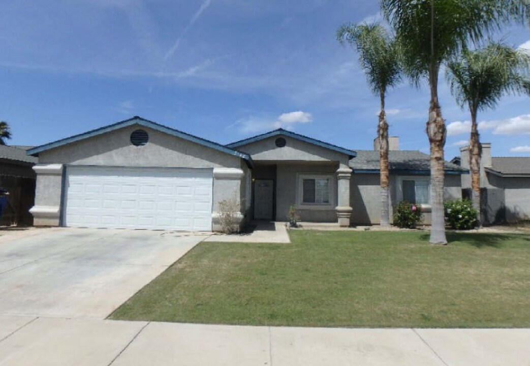 5302 Grant Grove St in Bakersfield, CA - Building Photo