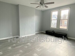 822 Collins St in Pittsburgh, PA - Building Photo - Building Photo