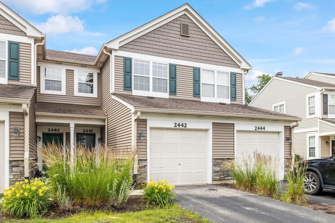 2442 Oneida Ln in Naperville, IL - Building Photo