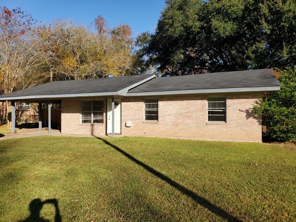 104 Nelda Dr in Leesville, LA - Building Photo