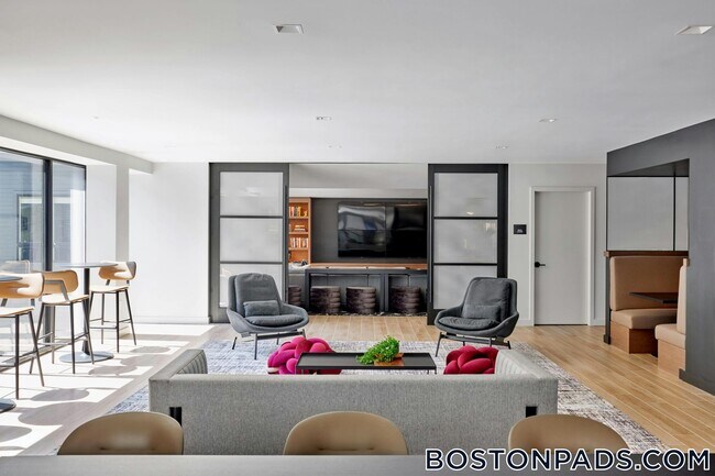 120 Commerce Way, Unit STH in Woburn, MA - Foto de edificio - Building Photo