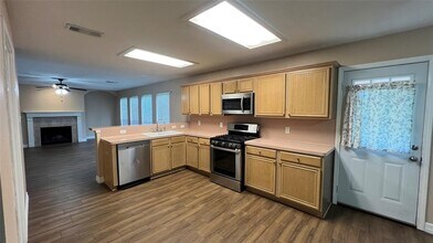 1810 Manor Cir in Rosenberg, TX - Building Photo - Building Photo