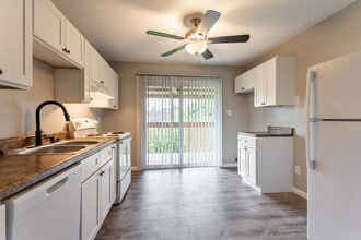 Williamsburg Village in Knoxville, TN - Foto de edificio - Interior Photo