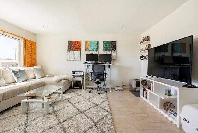 1260 Armacost Ave, Unit 204 in Los Angeles, CA - Foto de edificio - Building Photo