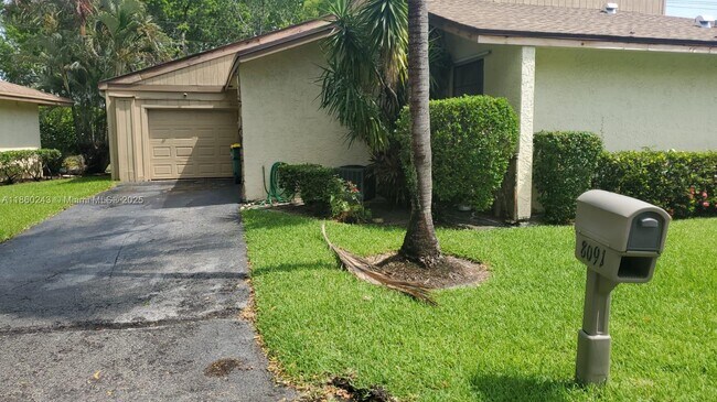 8091 Royal Palm Cir in Tamarac, FL - Building Photo - Building Photo