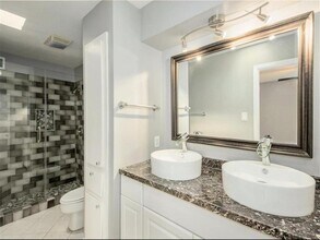 1114 Augusta Dr in Houston, TX - Foto de edificio - Building Photo