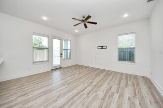 8821 Hollister Pine Ct in Houston, TX - Foto de edificio - Building Photo
