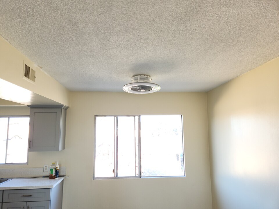 1024 W 106th St, Unit D in Los Angeles, CA - Building Photo