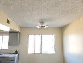 1024 W 106th St, Unit D in Los Angeles, CA - Foto de edificio - Building Photo