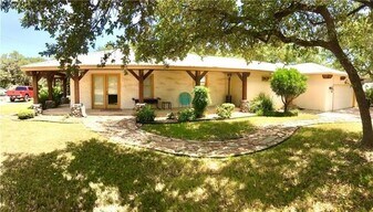 3209 Crosswind Dr in Spicewood, TX - Building Photo