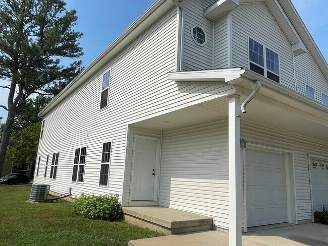 528 E Lebanon St in Nashville, IL - Building Photo - Building Photo
