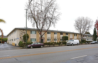 The Capri Apartments in Mountain View, CA - Foto de edificio - Building Photo