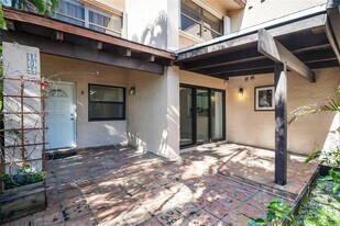 495 W Park Dr in Miami, FL - Building Photo