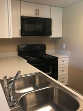 1076 Ellen Ct in Melbourne, FL - Foto de edificio - Building Photo