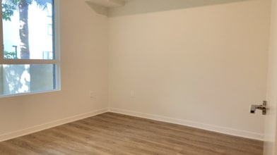 12655 Bluff Creek Dr, Unit 113 in Los Angeles, CA - Building Photo - Building Photo
