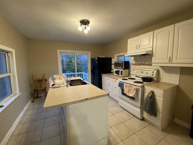 27 Paradise Rd S in Hamilton, ON - Building Photo - Building Photo