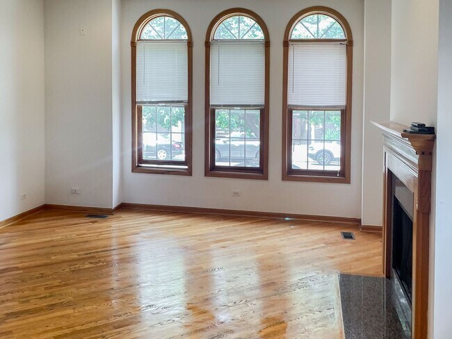 2741 N Southport Ave, Unit 1N in Chicago, IL - Foto de edificio - Building Photo