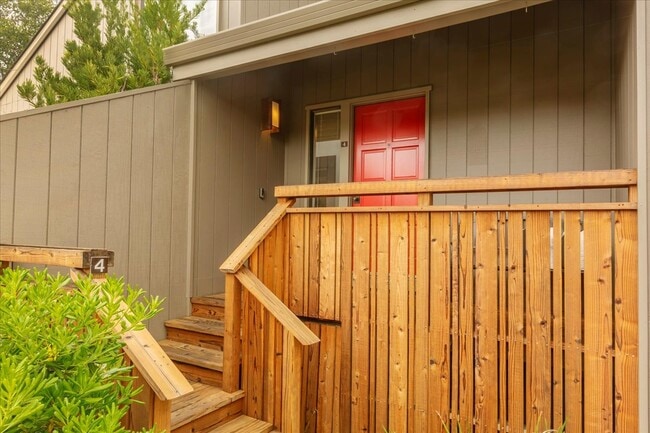 4 Farm Rd in Los Altos, CA - Building Photo - Building Photo