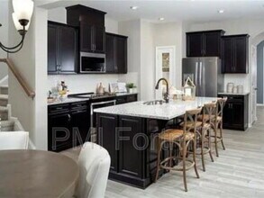 8121 Overmeadow Ln in Charlotte, NC - Building Photo - Building Photo