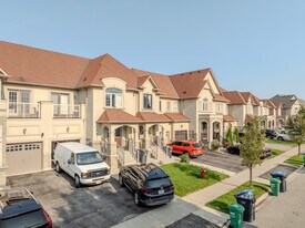 12-24 Beachville Cir in Brampton, ON - Building Photo