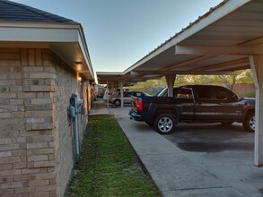 2013 El Mundo Dr, Unit A in Edinburg, TX - Foto de edificio - Building Photo