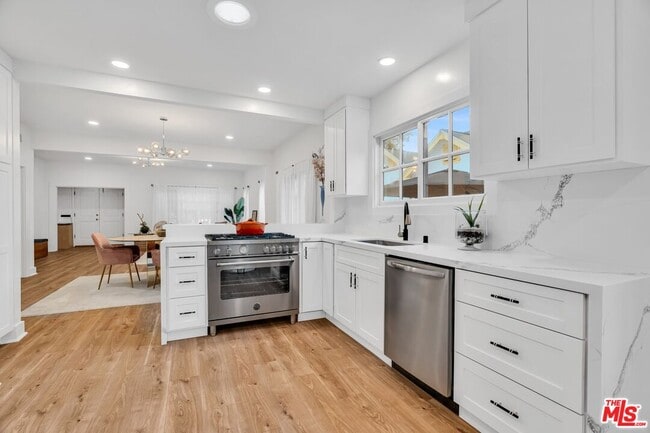 property at 653 N W Knoll Dr