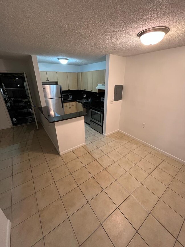 6935 NW 179th St, Unit 204 in Hialeah, FL - Foto de edificio - Building Photo