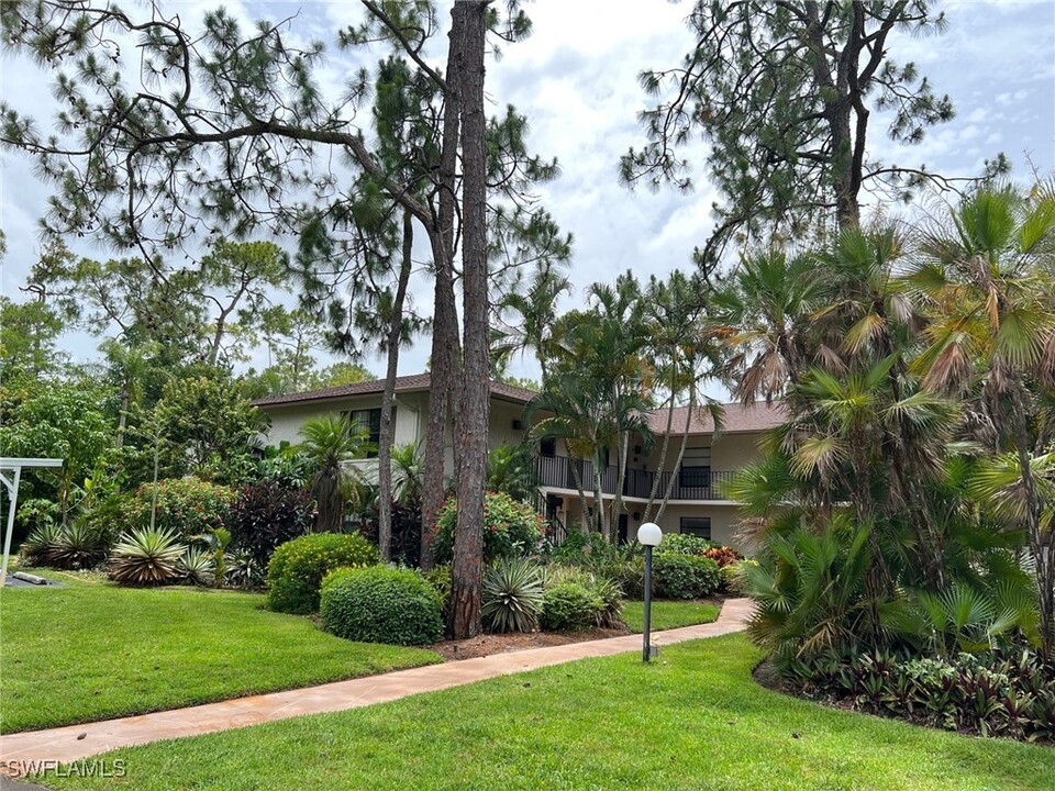 1733 Courtyard Way in Naples, FL - Building Photo