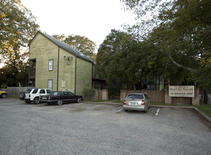 Heritage Square Apartments in San Marcos, TX - Building Photo - Building Photo