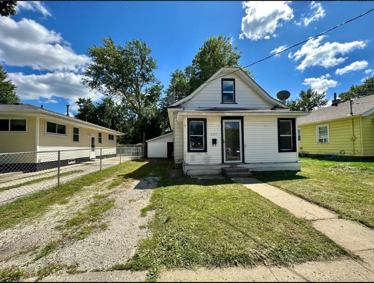 2317 Lyon St in Des Moines, IA - Foto de edificio