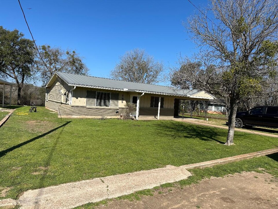 155 County Road 1821 in Clifton, TX - Foto de edificio