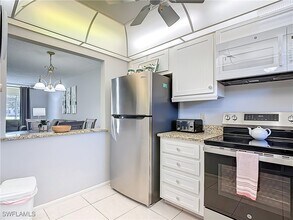 200 Turtle Lake Ct in Naples, FL - Building Photo - Building Photo