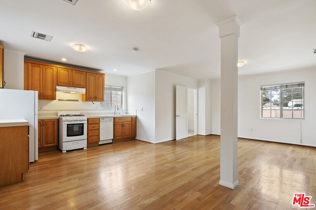 2026 Glendon Ave in Los Angeles, CA - Building Photo