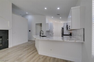 823 Wintersweet Rd in Henderson, NV - Building Photo - Building Photo